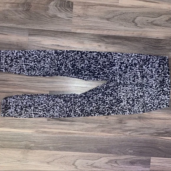 Lululemon align pant 25” black and white size 4 - Picture 8 of 9